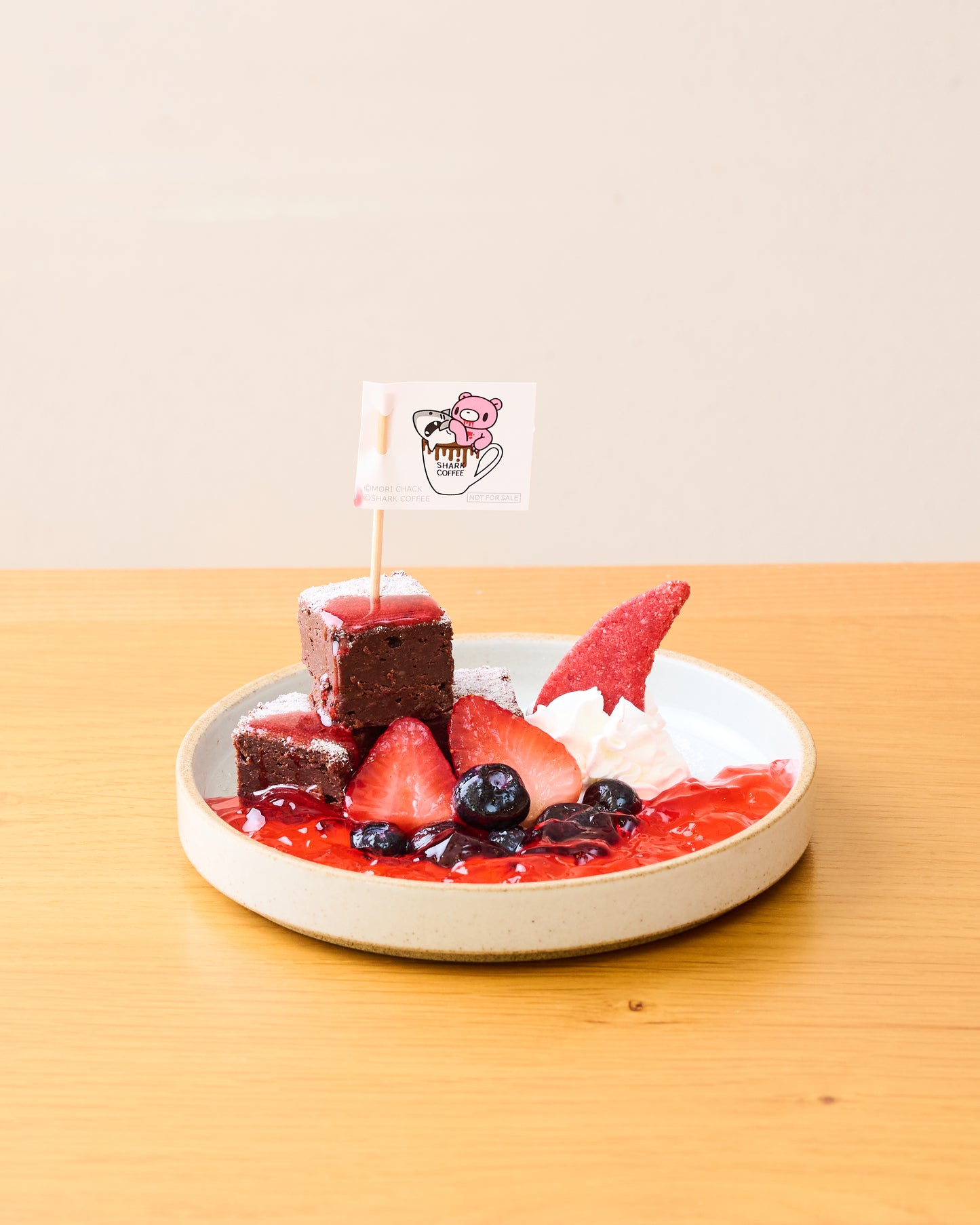 グルーミー＆シャークん仲良し？赤い海プレート